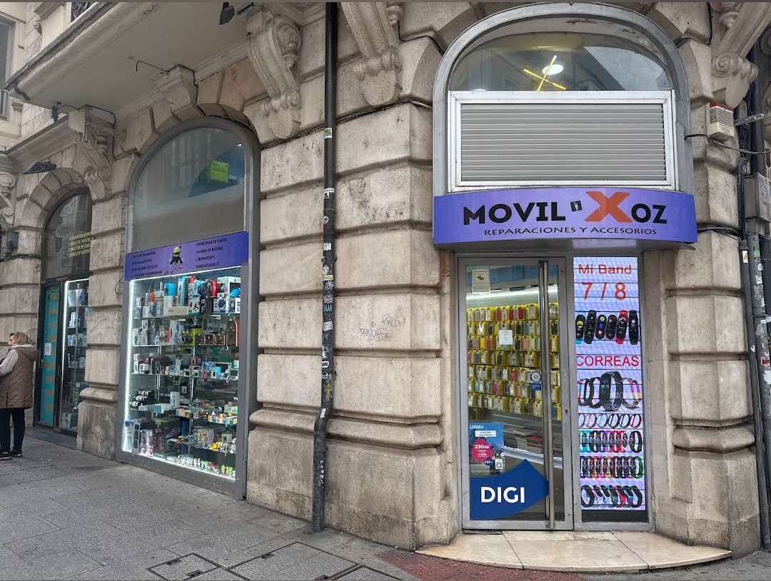 Fachada de Móvil XOZ en la calle Santander, Burgos