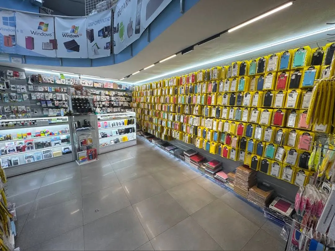 Interior de la tienda Móvil XOZ con accesorios y fundas