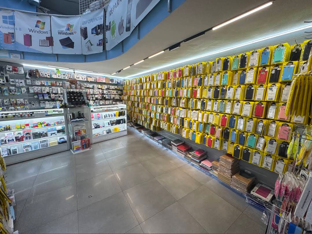 Interior de la tienda Móvil XOZ con accesorios y fundas