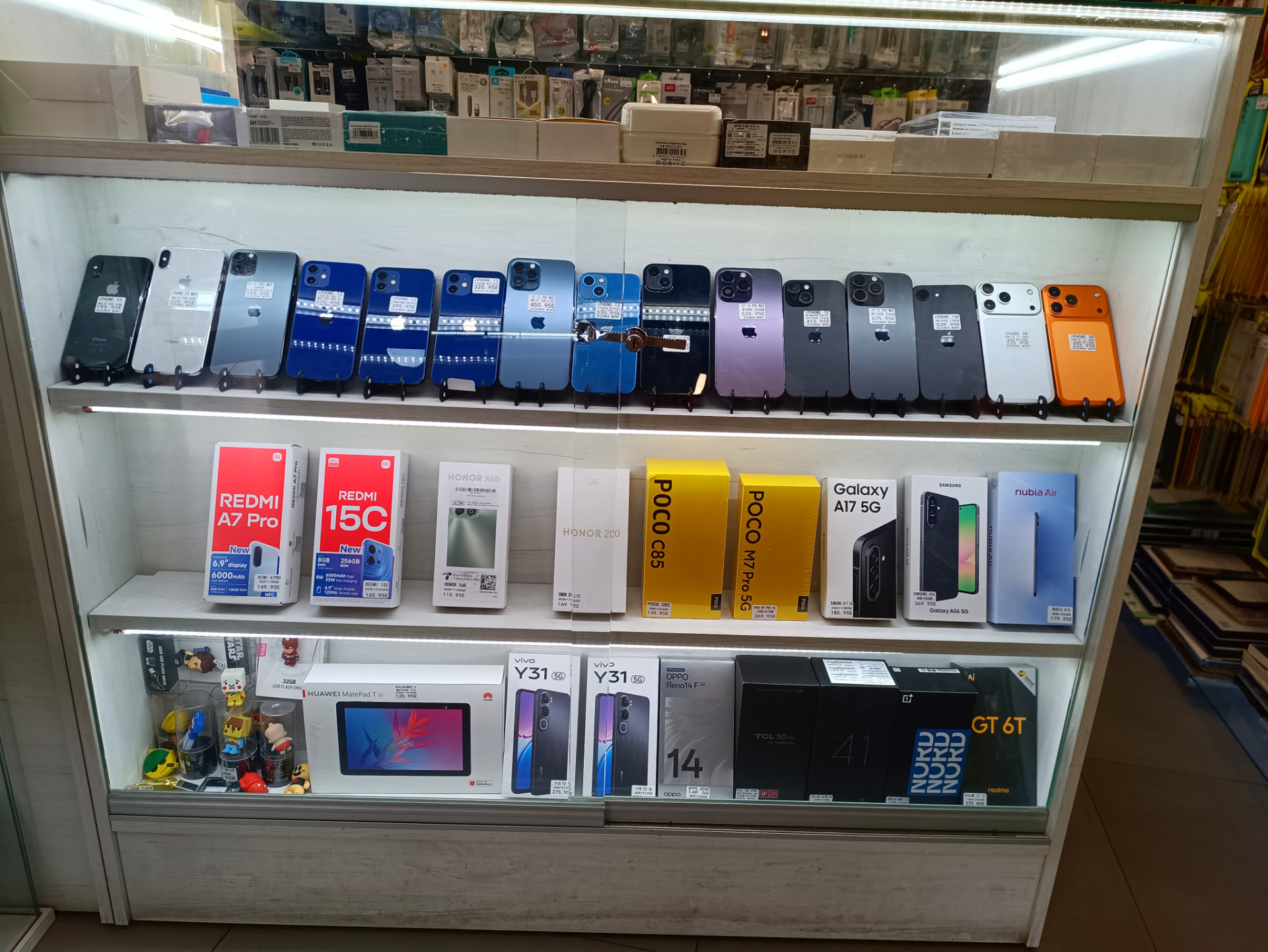 Vitrina con móviles nuevos Redmi, POCO, Samsung Galaxy, Honor y realme en Móvil XOZ Burgos